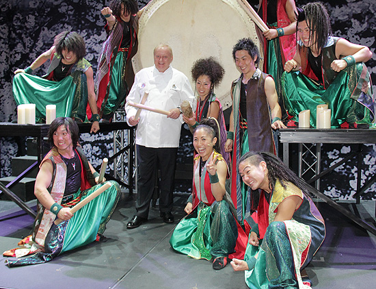 Auch Alfons trommelte.. bei Yamato - The Drummers of Japan, Bereits vor der Premiere zeigten die Super-Trommler im Rahmen eines Press Calls ausgewählte Szenen aus ihrer neuen Show. Im Anschluss hieß Alfons Schuhbeck die Gäste aus dem Land der aufgehenden Sonne in München willkommen – statt Schweinshaxe für die Japaner steht jedoch ein ganz besonderes Fitnessprogramm für den Star-Koch auf dem Programm: Beim exklusiven Taiko-Training tauschte der passionierte Musiker seine Kochlöffel gegen Trommelstöcke und tritt den Beweis an, ob er aus einer Trommel genauso Fantastisches zaubern kann, wie aus einem Kochtopf (©Foto: Martin Schmitz)